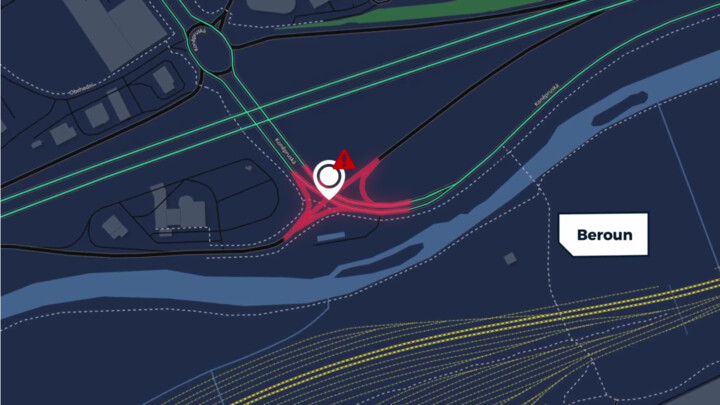 Řidiči se těžko orientují na křižovatce v Berouně, blíží se její přestavba na kruhový objezd