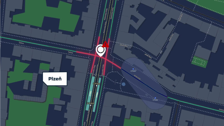 V centru Plzně se opakují nehody, chodci tam vstupují do silnice na červenou
