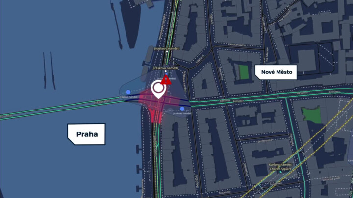 Jízda na červenou a provoz na hraně kapacity trápí křižovatku u Jiráskova náměstí, čeká ji revize signálů?