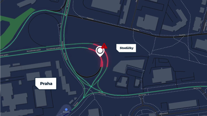 Problematické zakončení Rozvadovské spojky způsobuje nehody, řešením jsou jen další upozornění nebo odstranění reklam