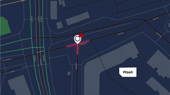 V Plzni se opakují nehody na semaforech, řidiči tam vjíždějí na červenou