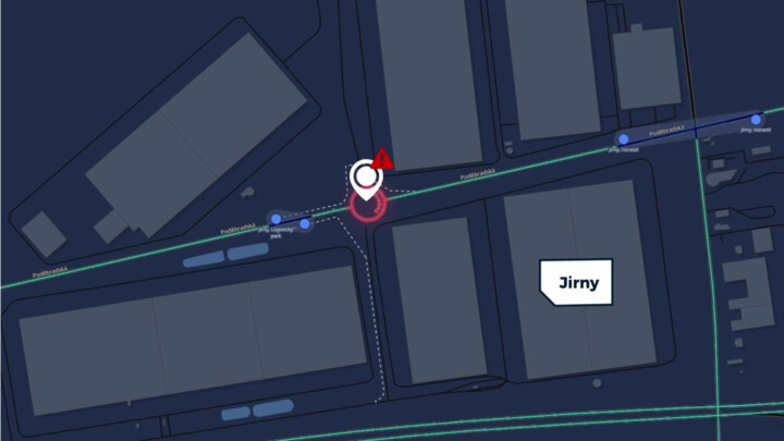 Ostrůvek objezdu u obce Jirny je magnetem na nehody, křižovatku zvýrazní osvětlení i retroreflexní prvky