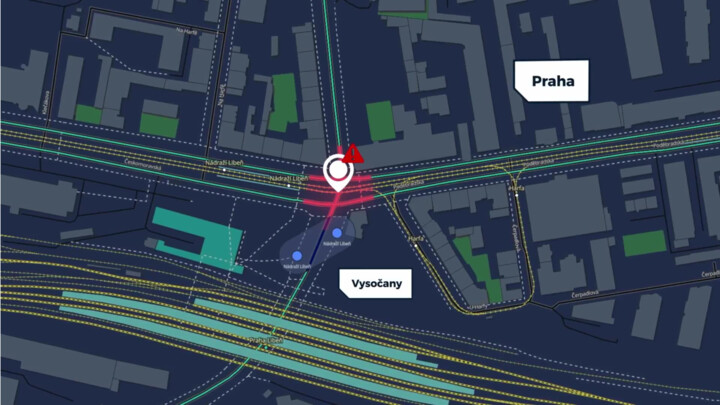 Na křižovatce u nádraží Praha-Libeň často bourají autobusy, jejich řidiči ale nebývají na vině