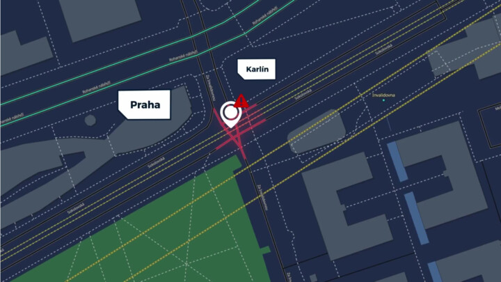 Cyklisté a koloběžkáři se u Karlínské invalidovny sráží s tramvají, pomůžou provedená opatření?