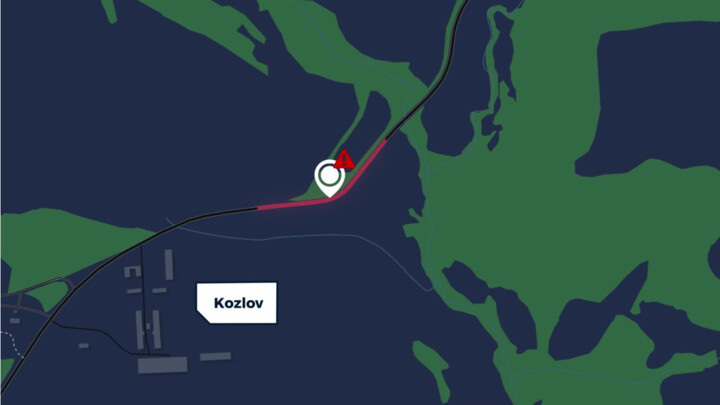 Na silnici u Kozlova se opakují nehody, řidiči špatně odhadují průjezd obloukem