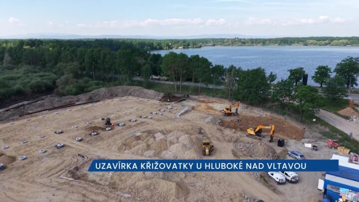 Hlavní příjezdová komunikace do Hluboké nad Vltavou od Českých Budějovic je uzavřená