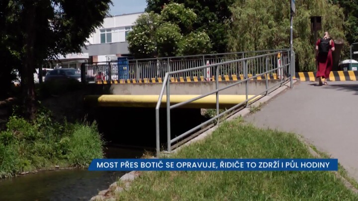 Most přes Botič se opravuje, řidiče to zdrží i půl hodiny