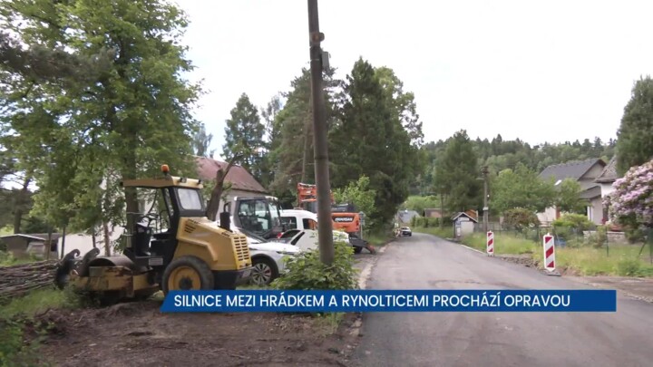 Silnice mezi Hrádkem a Rynolticemi prochází opravou