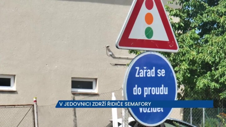 V Jedovnici se rekonstruuje křižovatka, provoz řídí semafory, za volantem zde dejte pozor