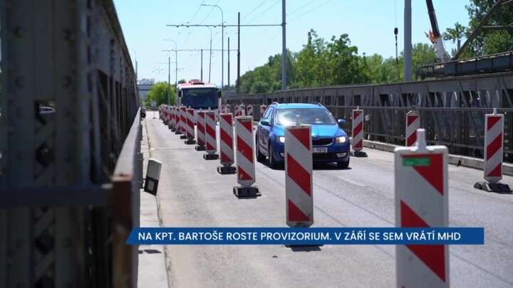 Na mostu kapitána Bartoše v Pardubicích roste provizorium, stále ale bude platit kyvadlový provoz